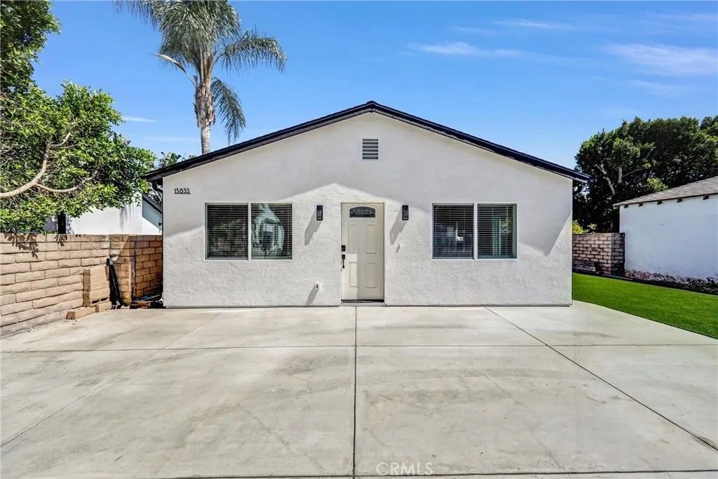 Photo of 13831 Bessemer, Valley Glen, CA 91401 (MLS # SR26064174)