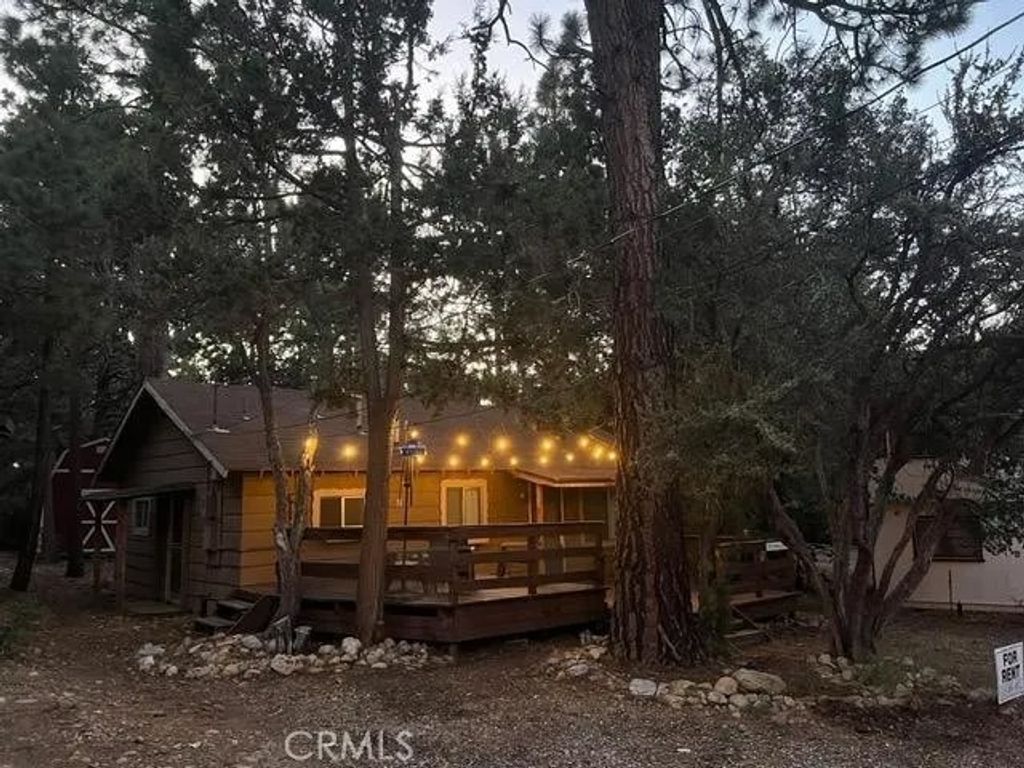 Photo of 304 Highland, Sugarloaf, CA 92386 (MLS # DW26027655)