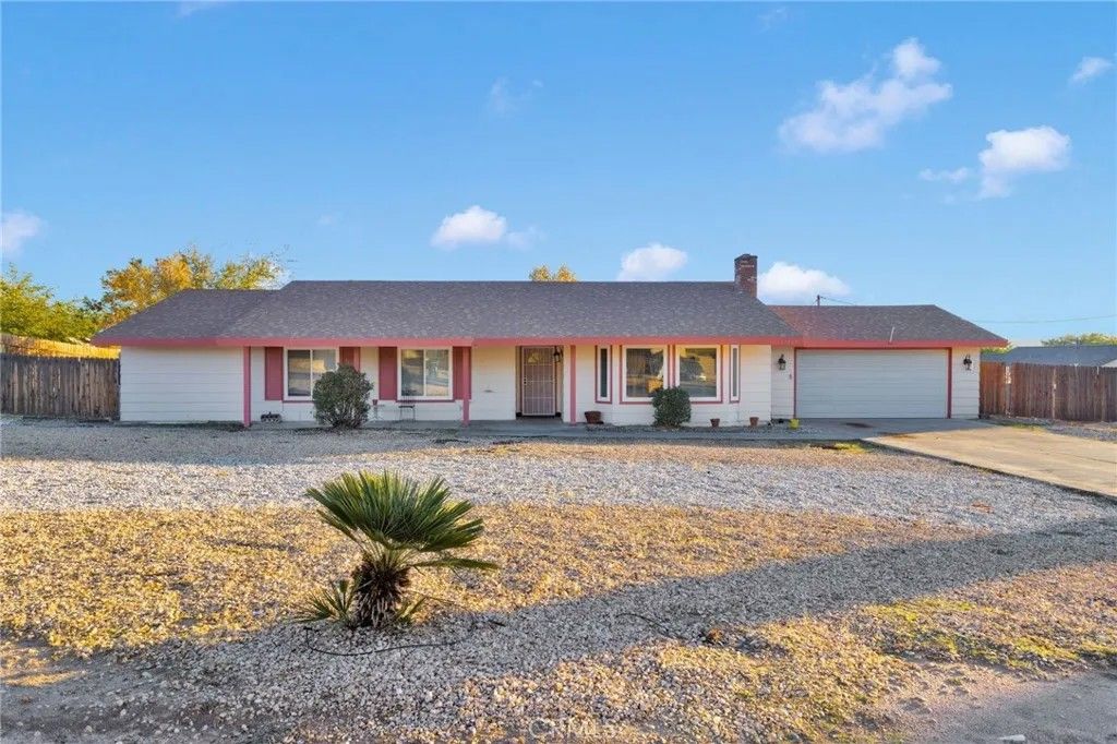 Photo of 13167 Olathe Rd, Apple Valley, CA 92308 (MLS # HD25266622)