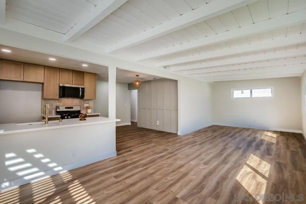 209 Meadowbrook Dr