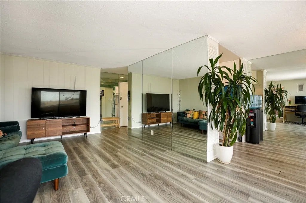 855 Victor Avenue 203