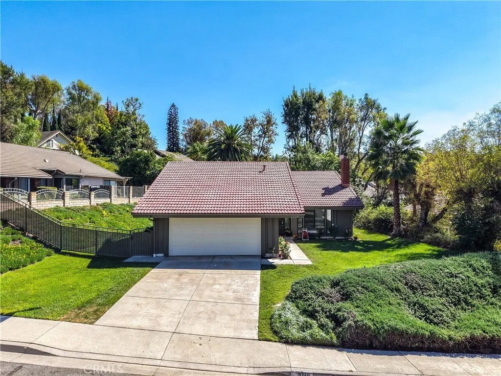 1028 CALLE FRONDOSA