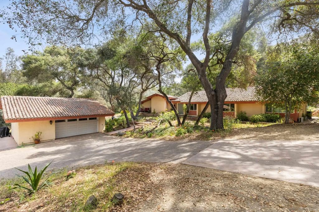 Photo of 16257 Oak Creek Trl, Poway, CA 92064 (MLS # 260007672)