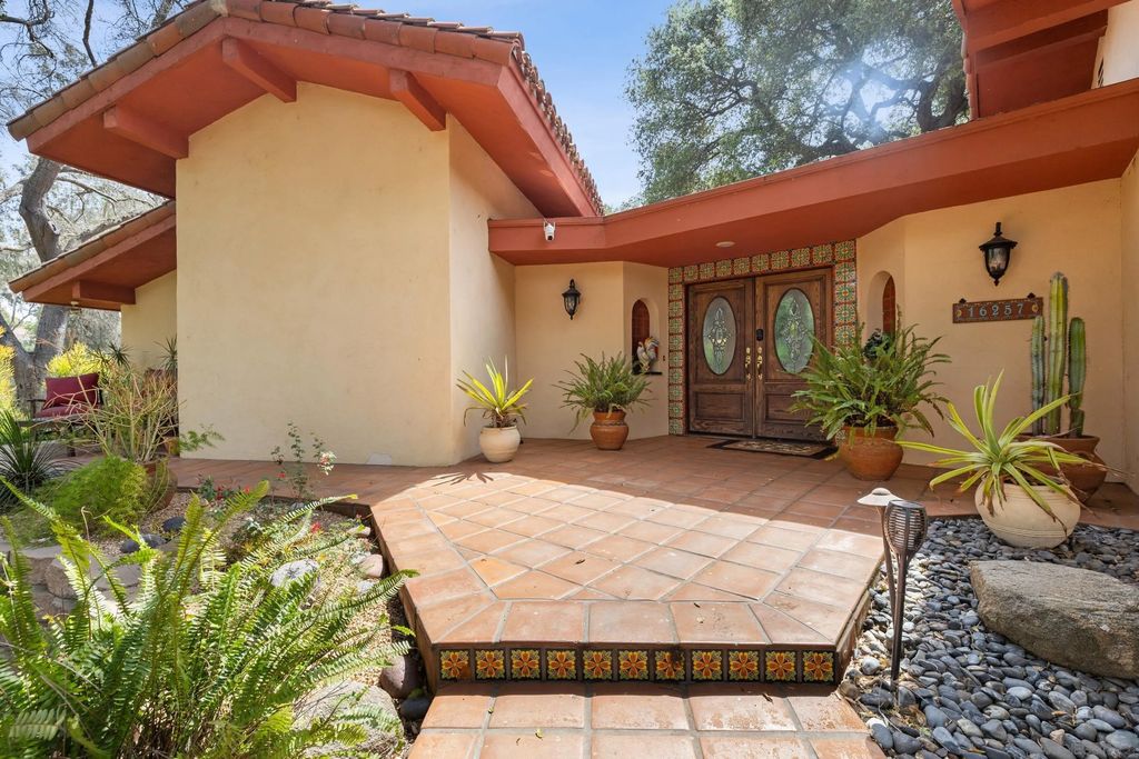 Photo of 16257 Oak Creek Trl, Poway, CA 92064 (MLS # 260007672)