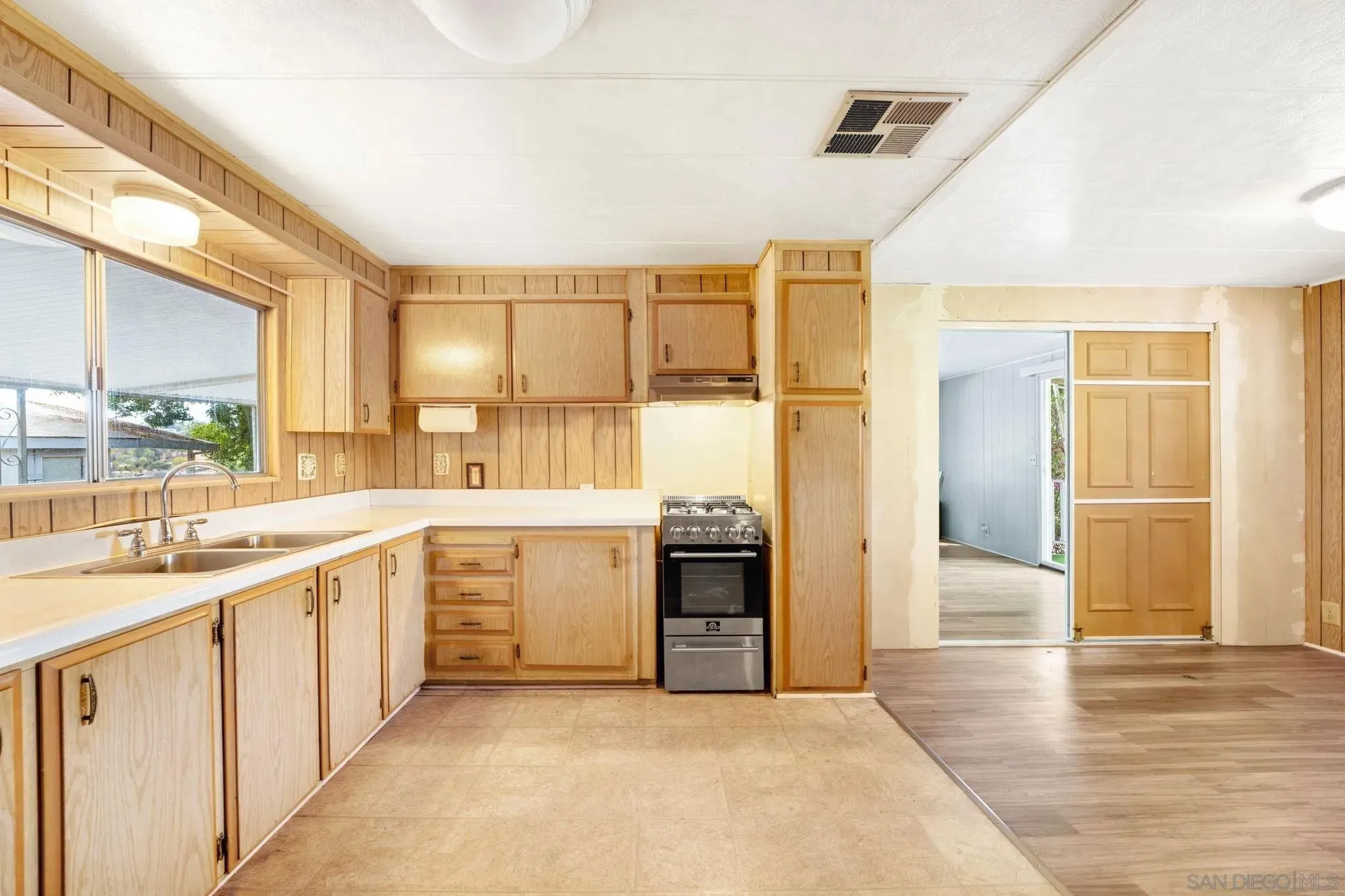 San Diego, California 92105, United States, 2 Bedrooms Bedrooms, ,2 BathroomsBathrooms,Residential,Active,178510