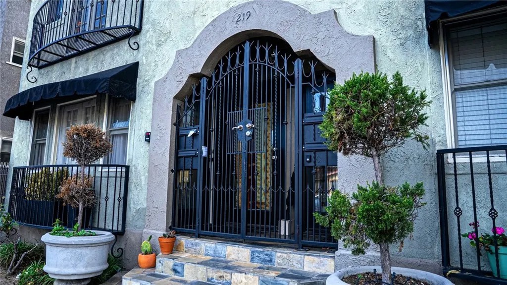219 Redondo Avenue