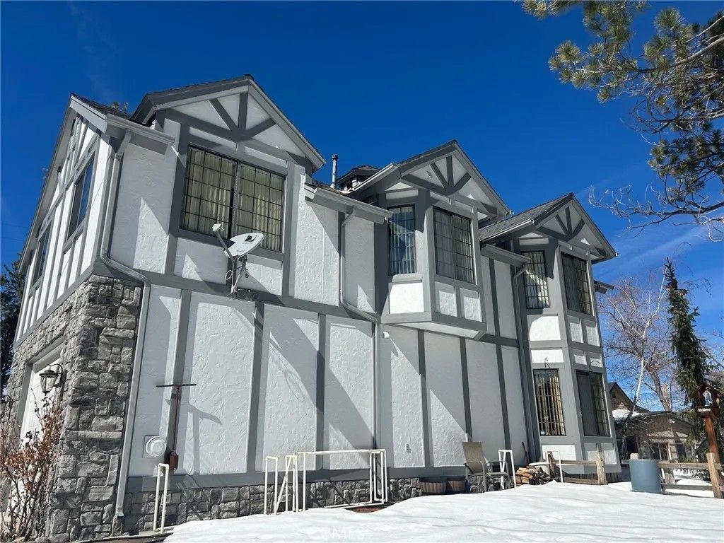 Photo of 833 Talmadge Rd, Big Bear Lake, CA 92315 (MLS # PW26050861)