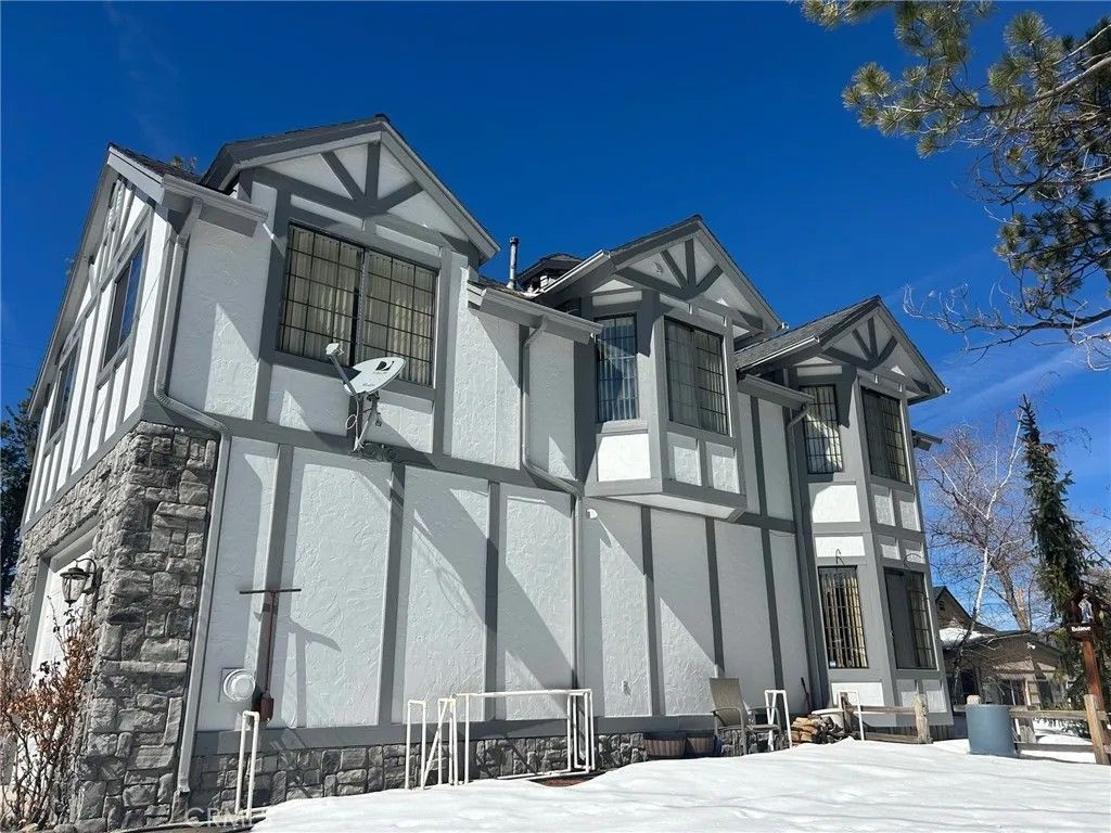 Photo of 833 Talmadge Rd, Big Bear Lake, CA 92315 (MLS # PW26050861)