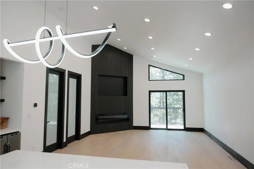 Photo of 129 Winding Ln, Big Bear Lake, CA 92314 (MLS # JT26085925)