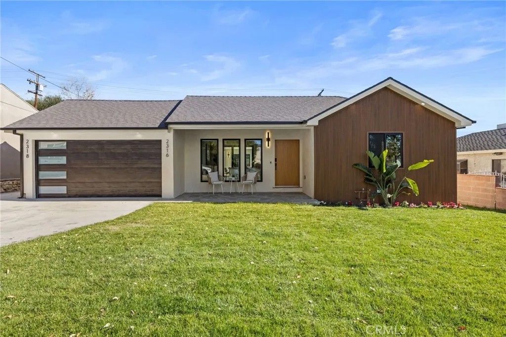 Photo of 2316 N Parish Pl, Burbank, CA 91504 (MLS # BB26003546)