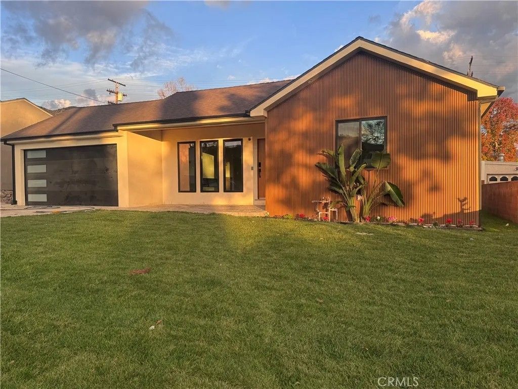 Photo of 2316 N Parish Pl, Burbank, CA 91504 (MLS # BB26003546)