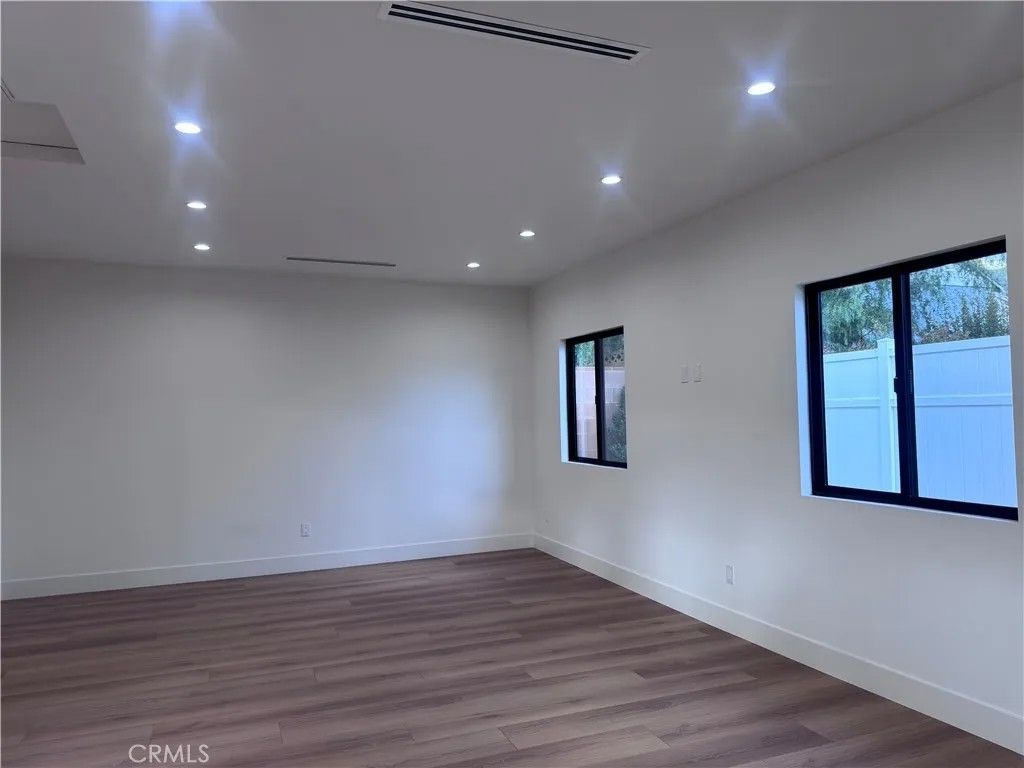 Photo of 2316 N Parish Pl, Burbank, CA 91504 (MLS # BB26003546)