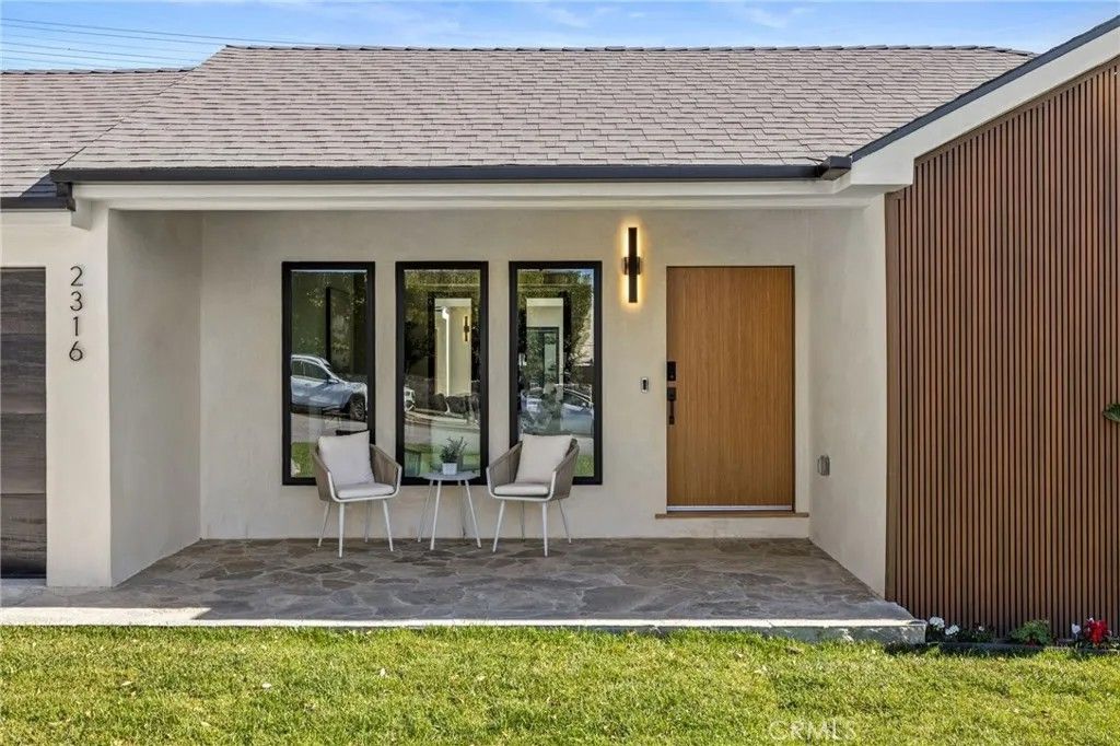 Photo of 2316 N Parish Pl, Burbank, CA 91504 (MLS # BB26003546)