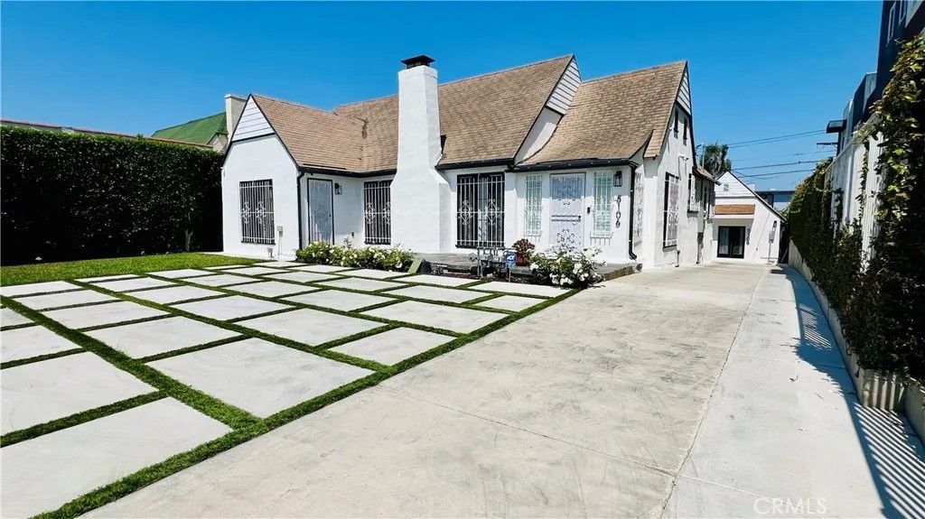 Photo of 5106 Crenshaw Boulevard, Los Angeles, CA 90043 (MLS # IN25279141)