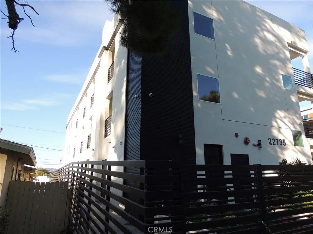 Photo of 22735 Del Valle Street #7, Woodland Hills, CA 91364 (MLS # SR25277892)