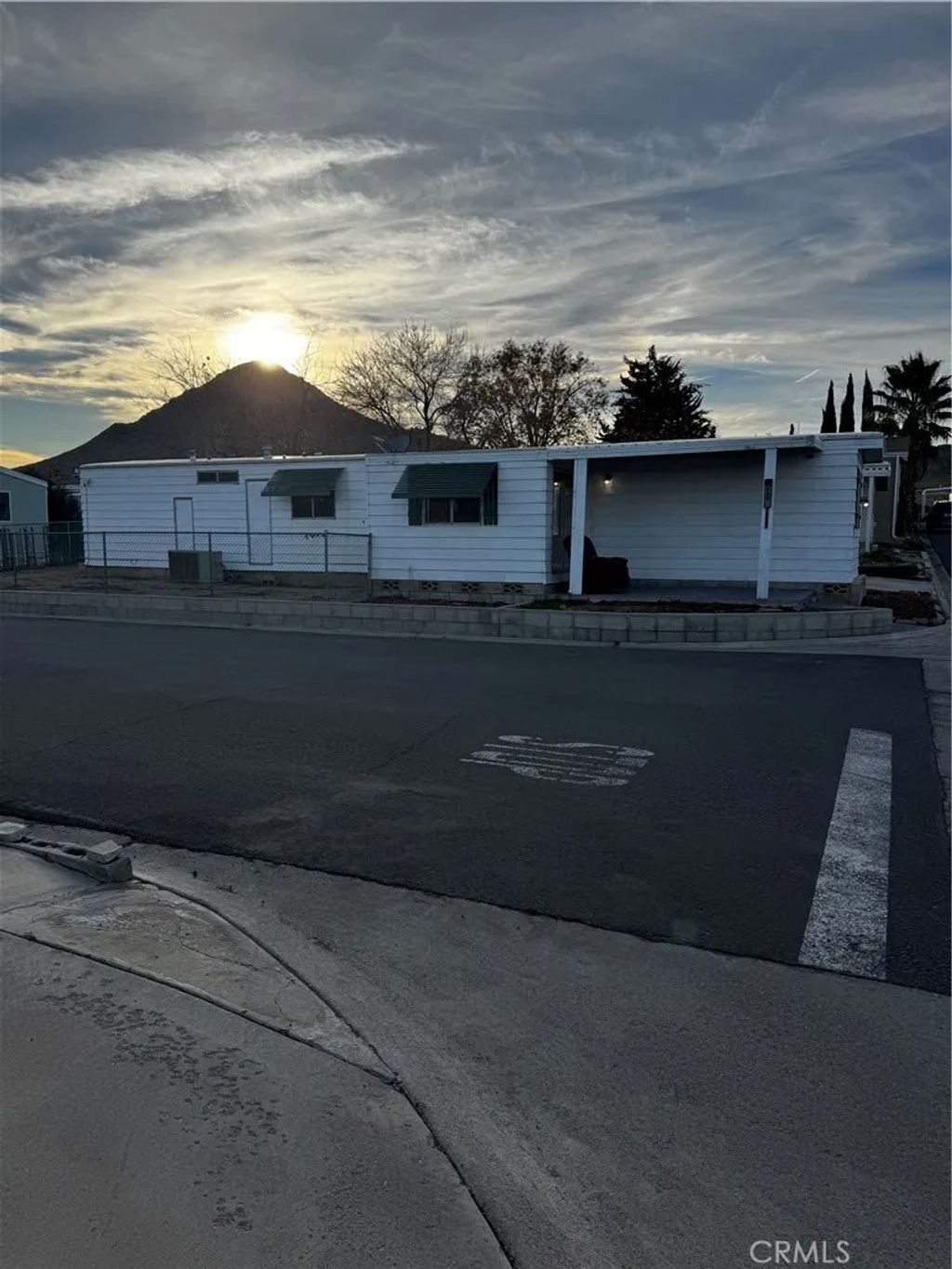 Photo of 20683 Waalew Rd, Apple Valley, CA 92307 (MLS # HD25278060)