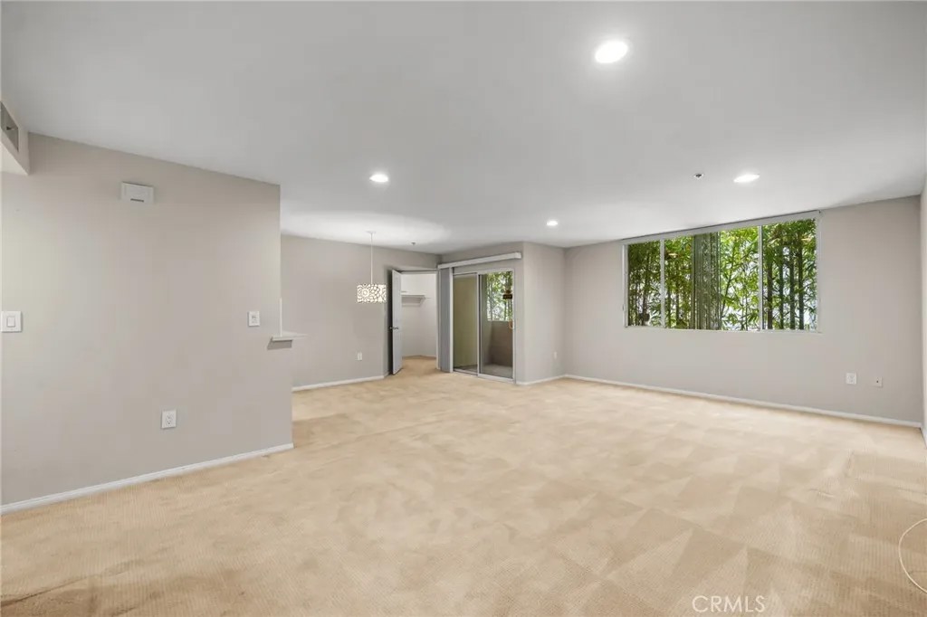 4501 Cedros 220