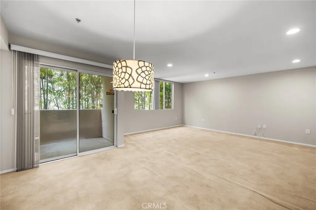 4501 Cedros 220
