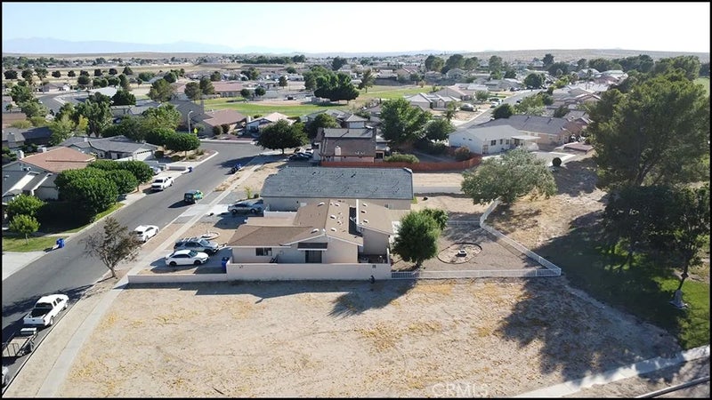 27400 Cloverleaf Lane