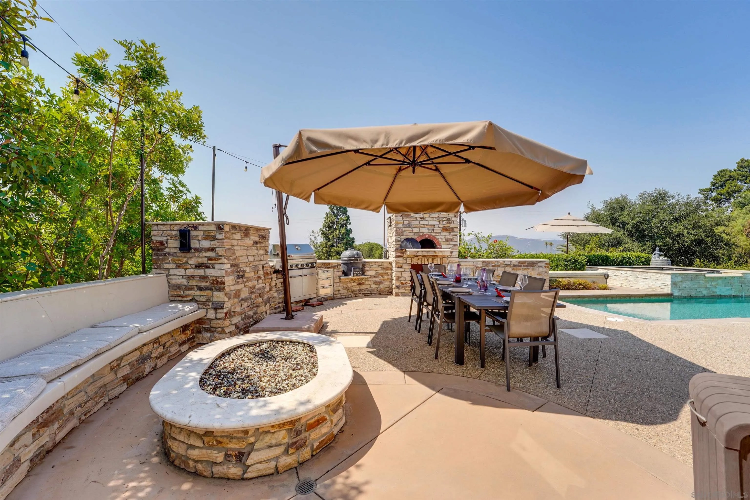 2525 Monterey Gln