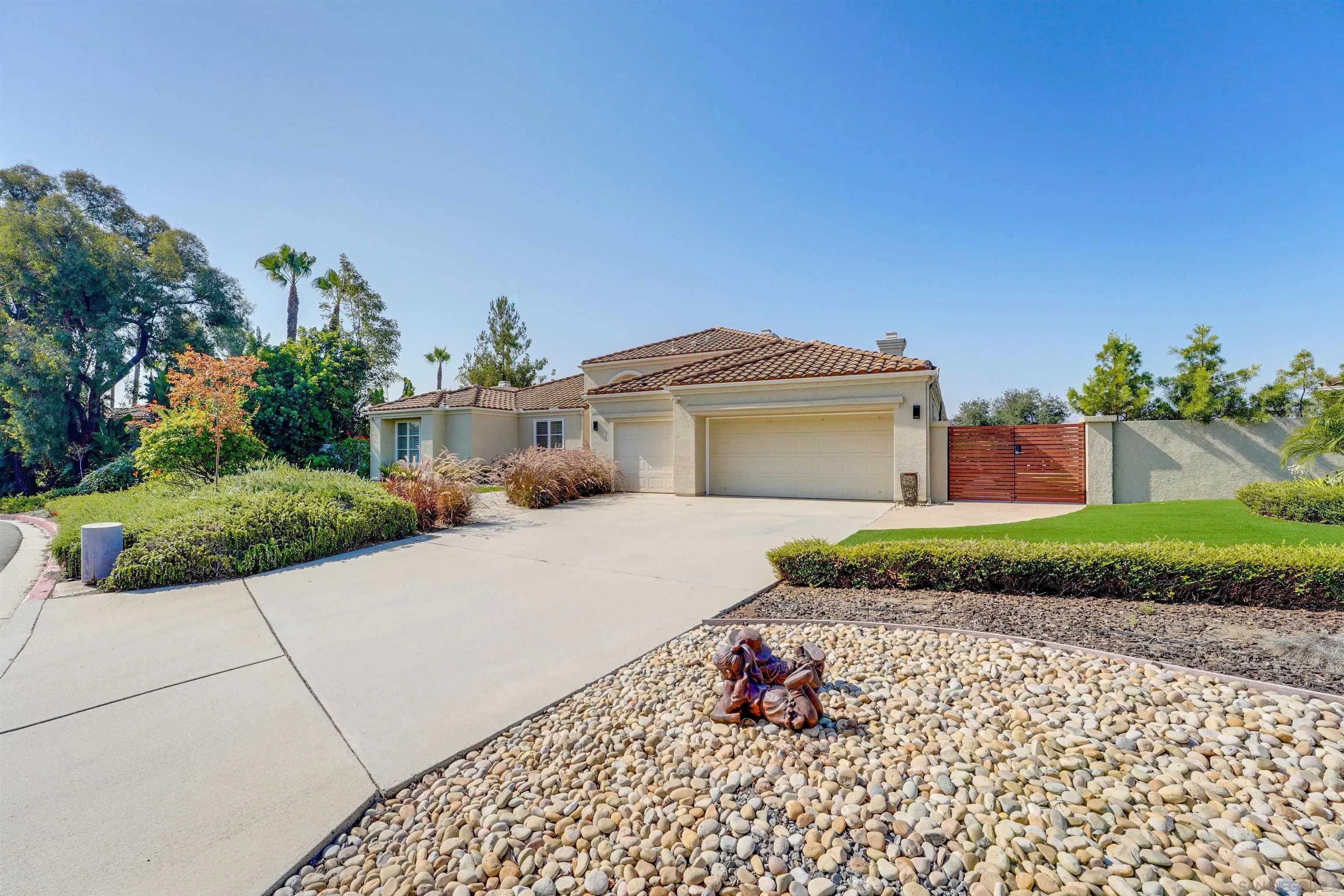 2525 Monterey Gln