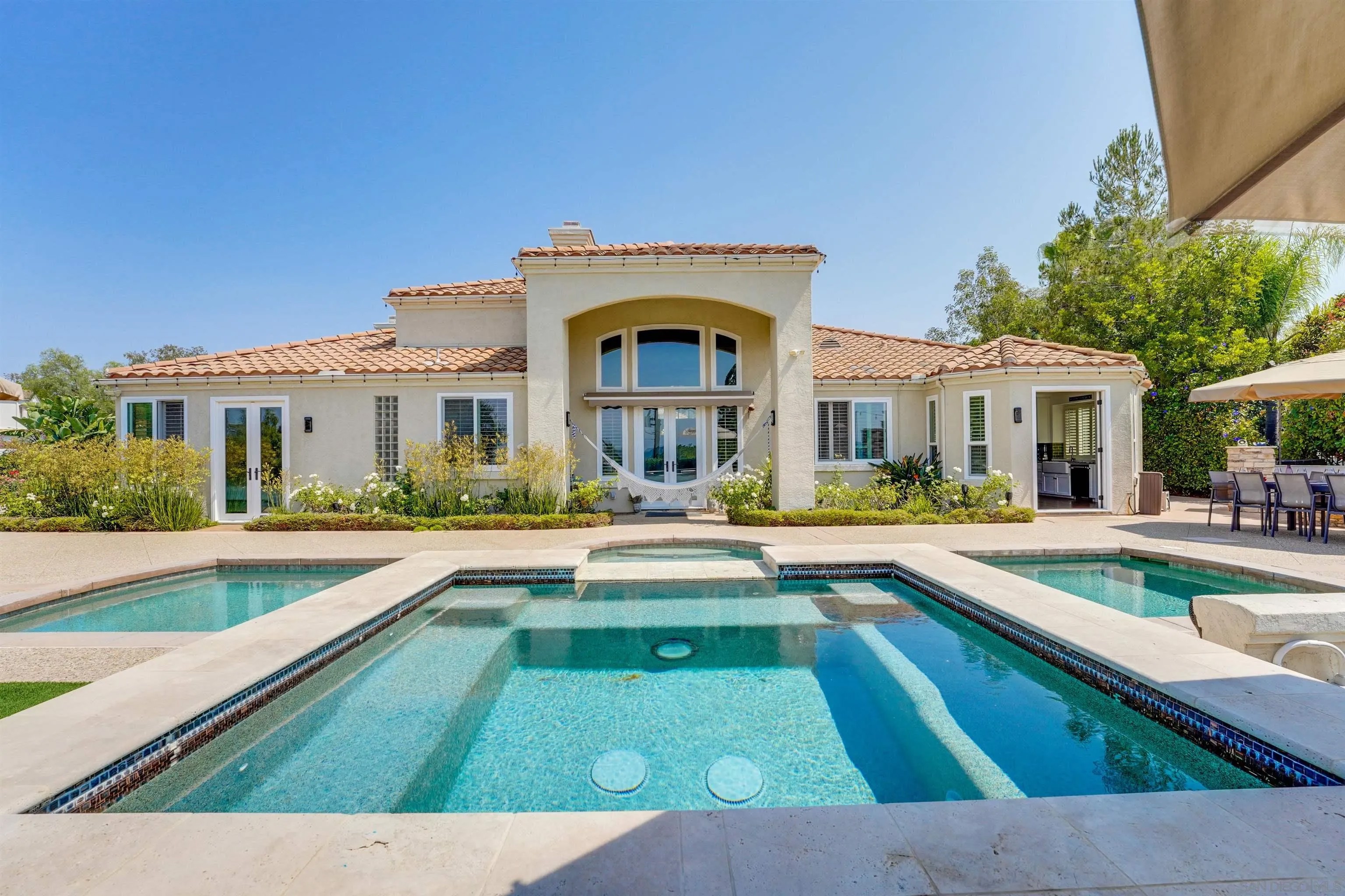 2525 Monterey Gln