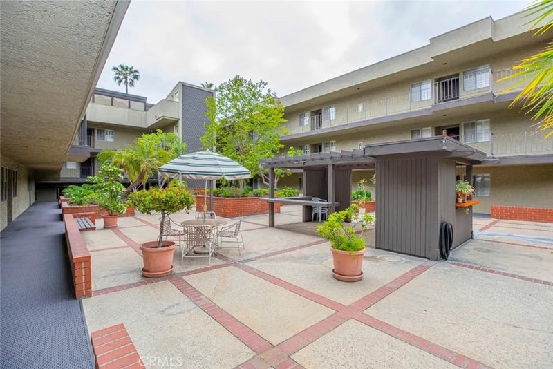 125 W Mountain Street 102