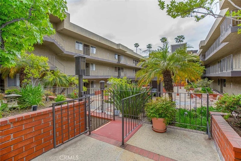 125 W Mountain Street 102