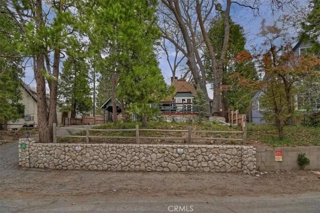 Photo of 295 Sunset Dr, Lake Arrowhead, CA 92352 (MLS # IG26070152)