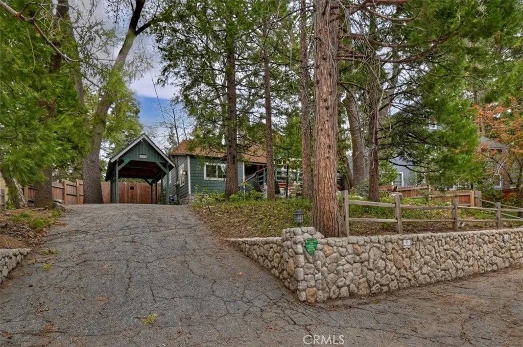 Photo of 295 Sunset Dr, Lake Arrowhead, CA 92352 (MLS # IG26070152)
