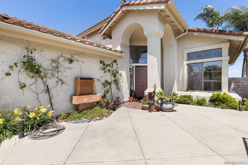 Photo of 2099 White Birch Dr, Vista, CA 92081 (MLS # 260011326)