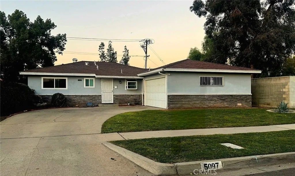 Photo of 55097 E Carmen Ave, Fresno, CA 93727 (MLS # PI25277348)