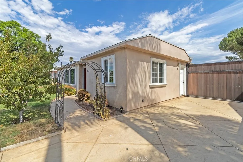 8546 Woodley Ave