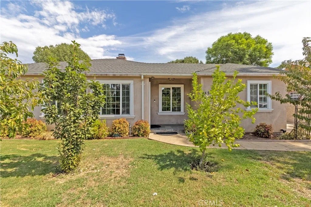 8546 Woodley Ave