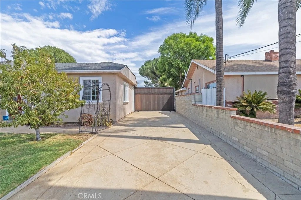 8546 Woodley Ave