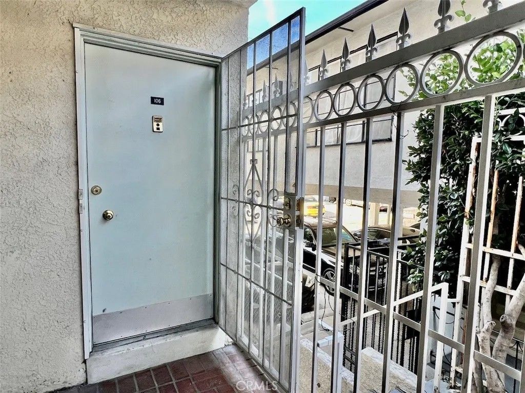 Photo of 1115 S Wooster Street #106, Los Angeles, CA 90035 (MLS # SB26089403)