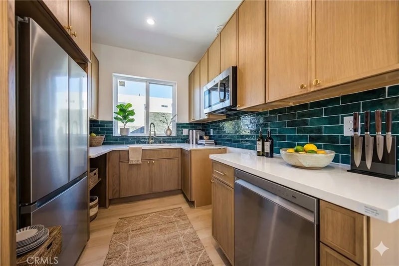 2424 S West View