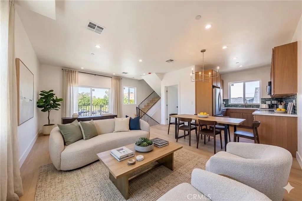 2424 S West View