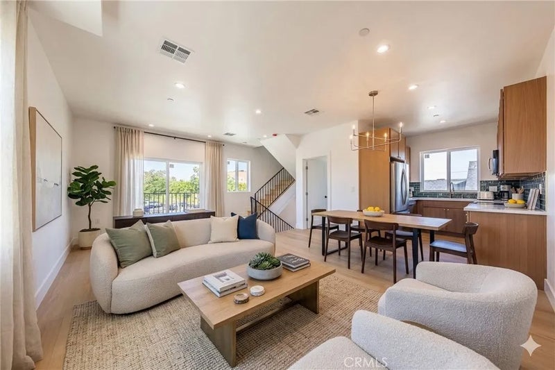 2424 S West View