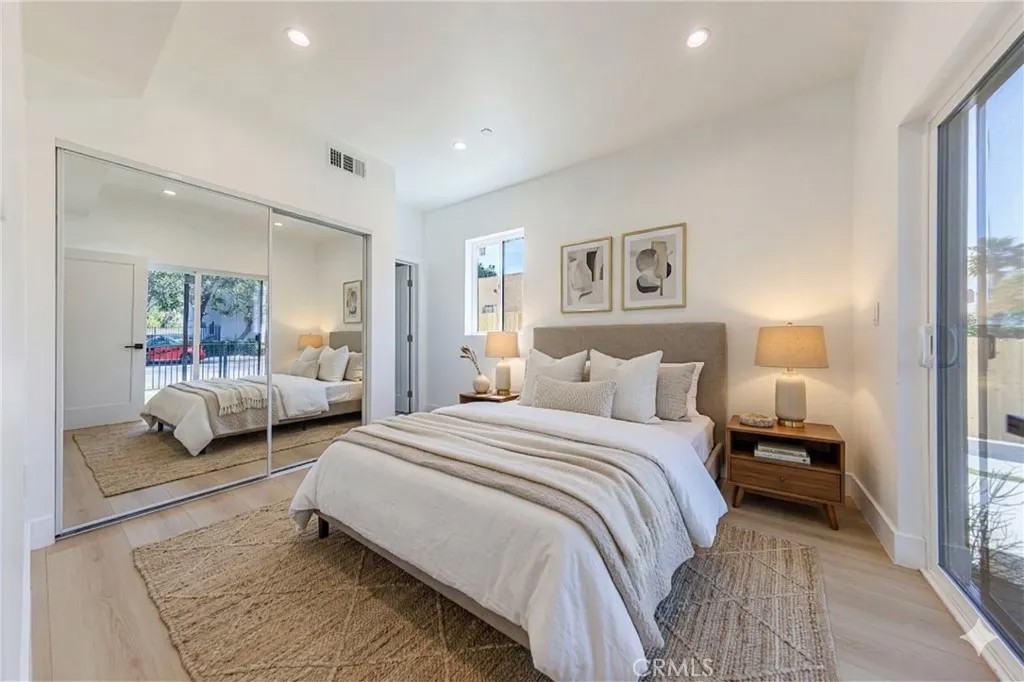 2424 S West View
