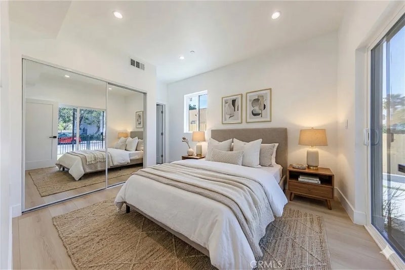 2424 S West View