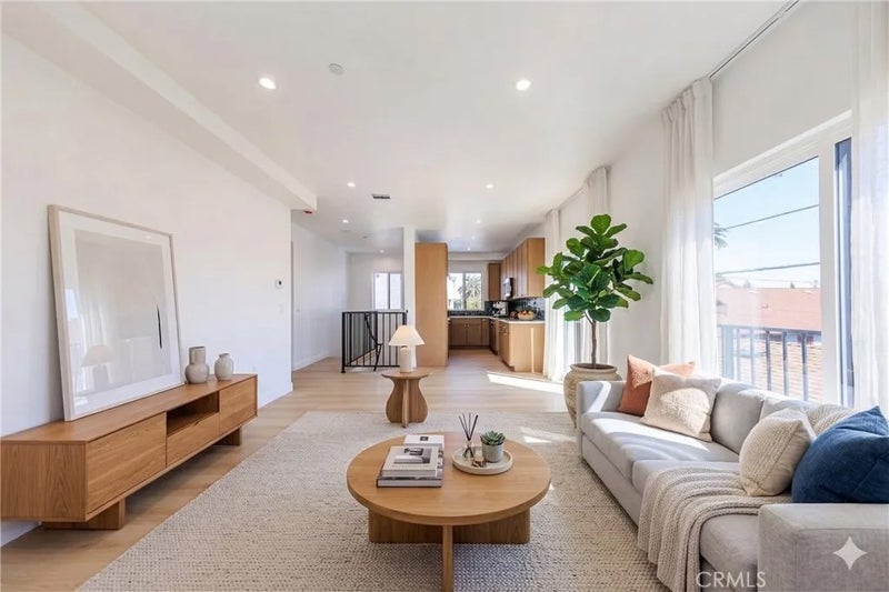 2424 S West View