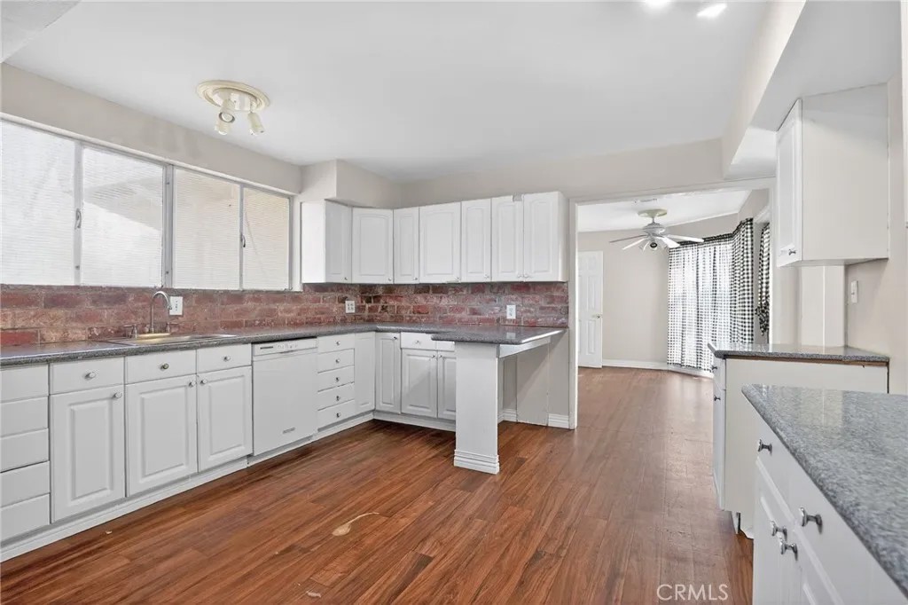 1733 Crestmont