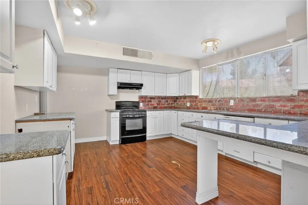 1733 Crestmont