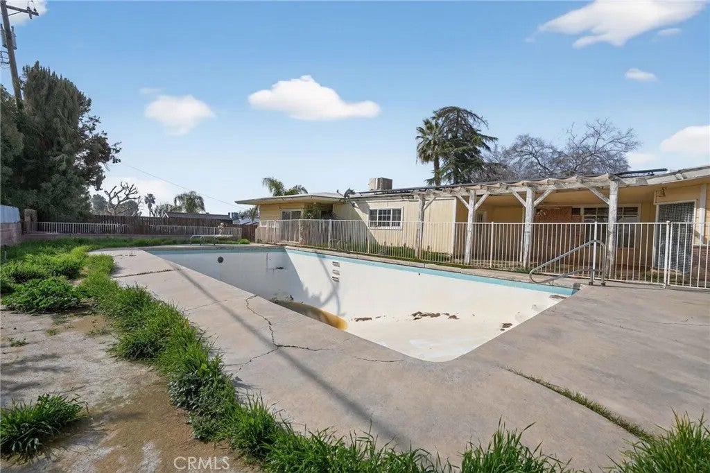 1733 Crestmont