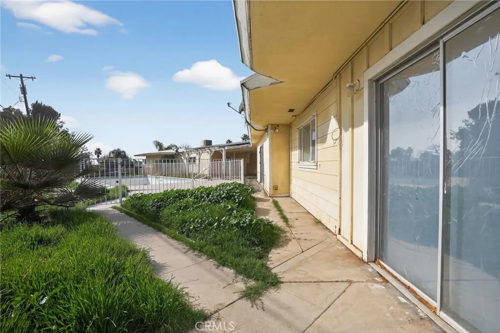 1733 Crestmont