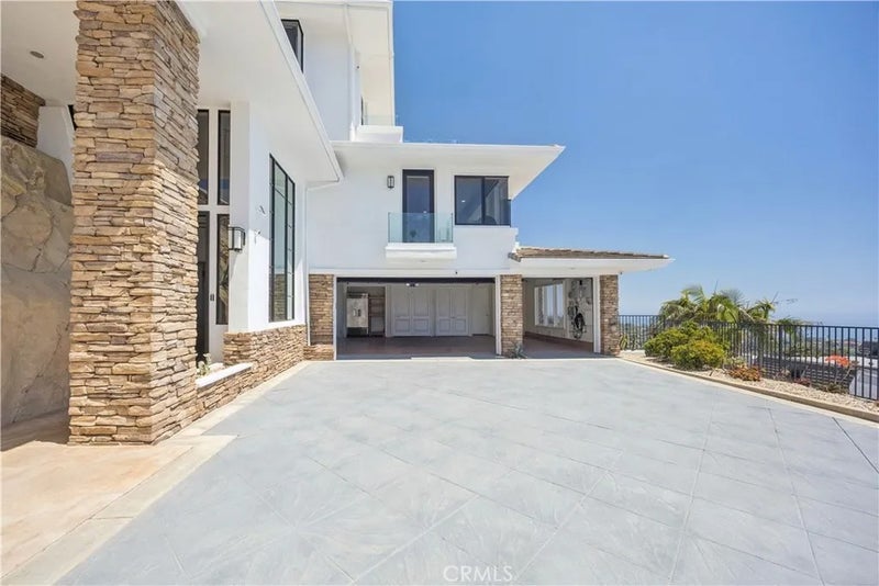 1076 Skyline Drive