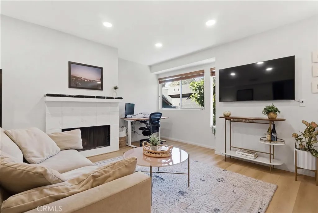 2147 N Beachwood 4