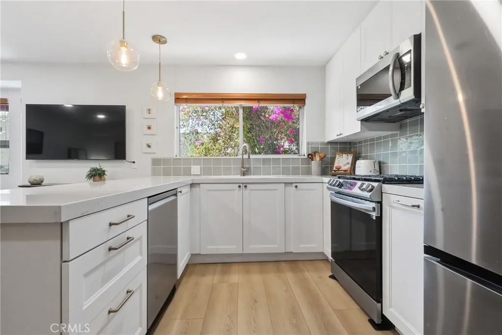 2147 N Beachwood 4