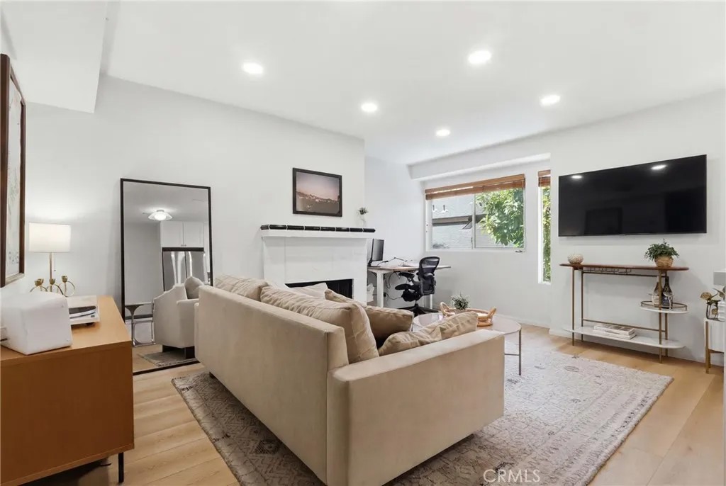 2147 N Beachwood 4
